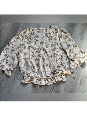 Cute blouse with a side tied